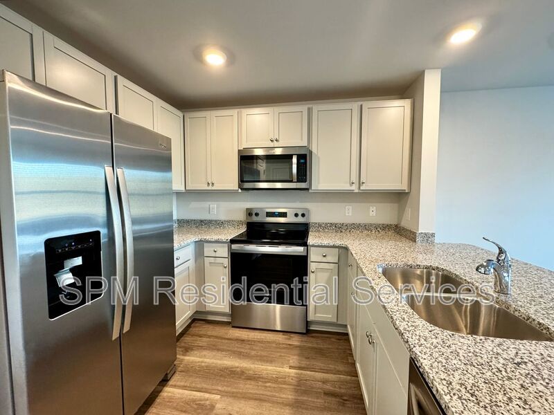 FITNESS CENTER, COMMUNITY POOL, PICKLE BALL COURT AND MORE! property image