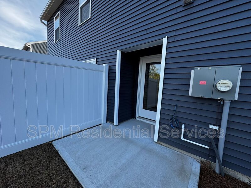 FITNESS CENTER, COMMUNITY POOL, PICKLE BALL COURT AND MORE! property image