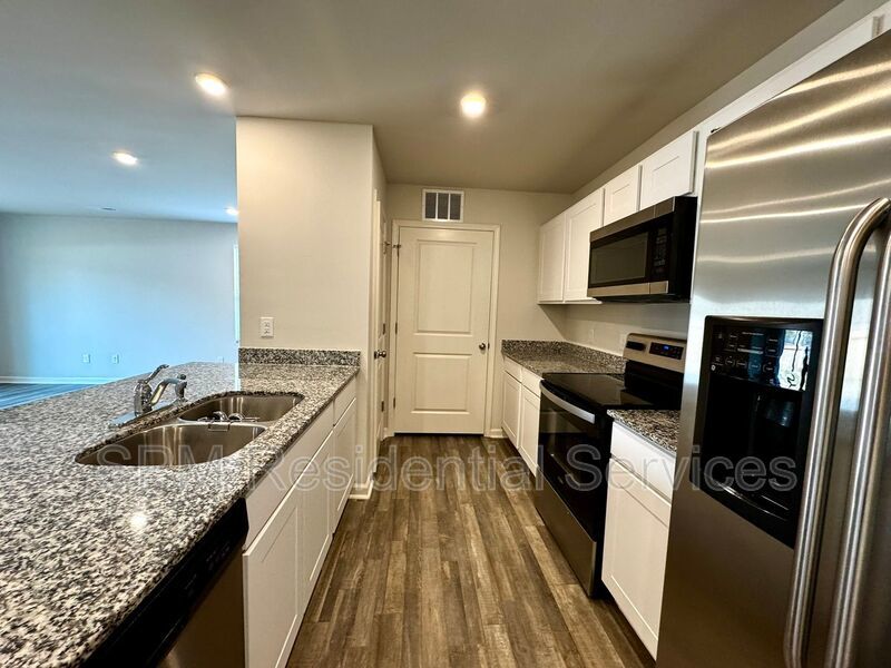 Close to Oak Island, great yard. property image