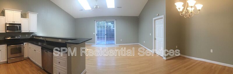 3 Bedrooms, with fenced in back yard and garage! property image