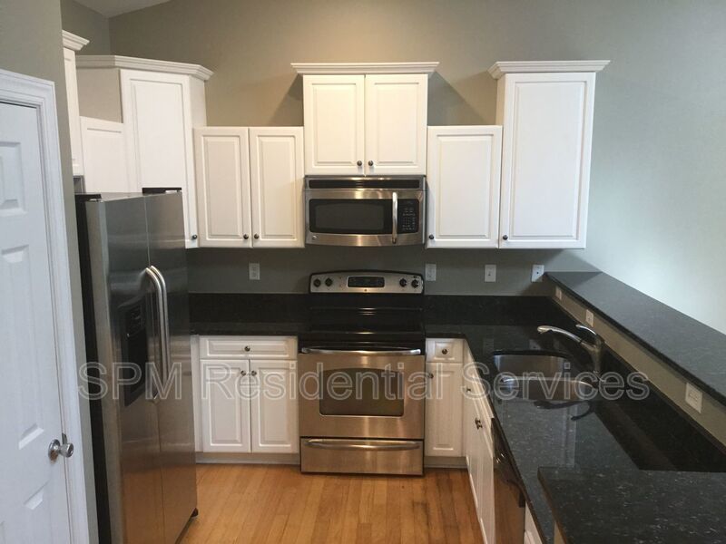 3 Bedrooms, with fenced in back yard and garage! property image