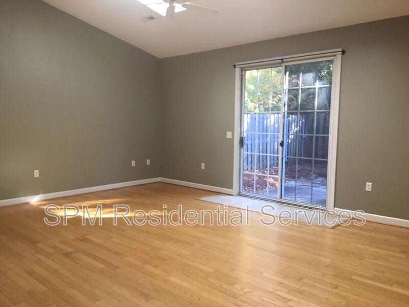 3 Bedrooms, with fenced in back yard and garage! property image