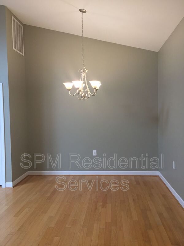3 Bedrooms, with fenced in back yard and garage! property image