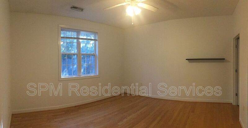 3 Bedrooms, with fenced in back yard and garage! property image