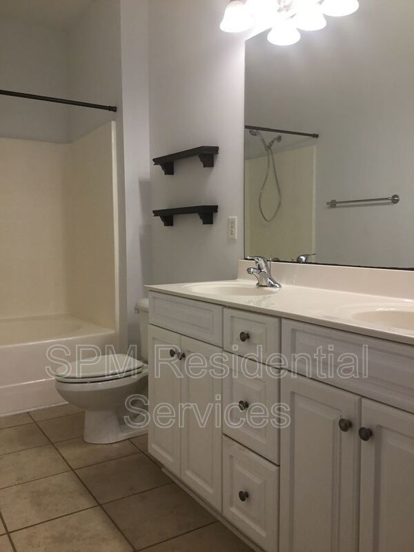 3 Bedrooms, with fenced in back yard and garage! property image