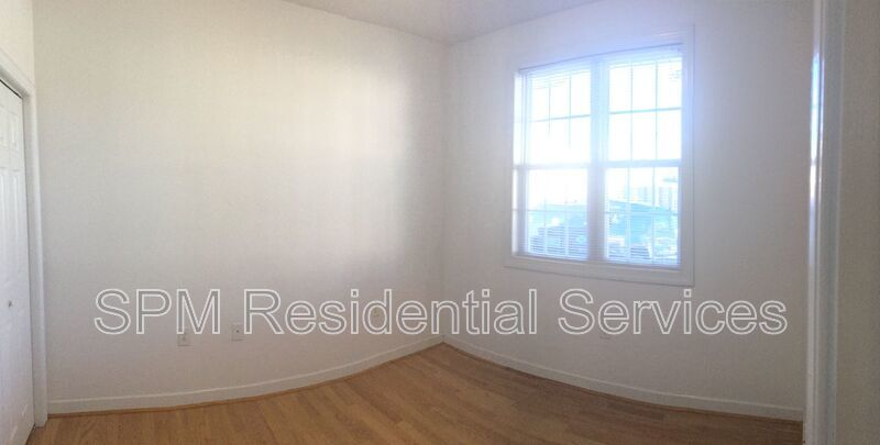 3 Bedrooms, with fenced in back yard and garage! property image