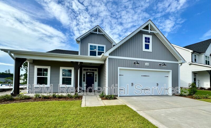 Great amenities, Screen-in porch, Covered front porch. property image