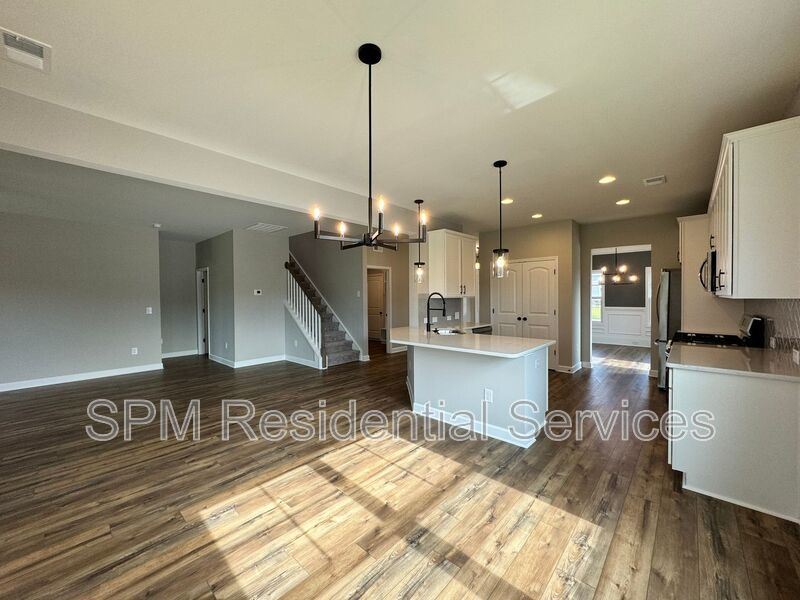 Great amenities, Screen-in porch, Covered front porch. property image