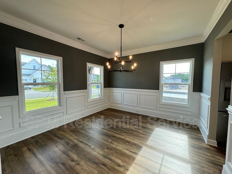 Great amenities, Screen-in porch, Covered front porch. property image