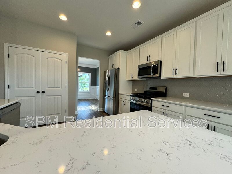 Great amenities, Screen-in porch, Covered front porch. property image