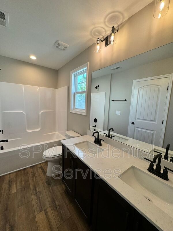 Great amenities, Screen-in porch, Covered front porch. property image