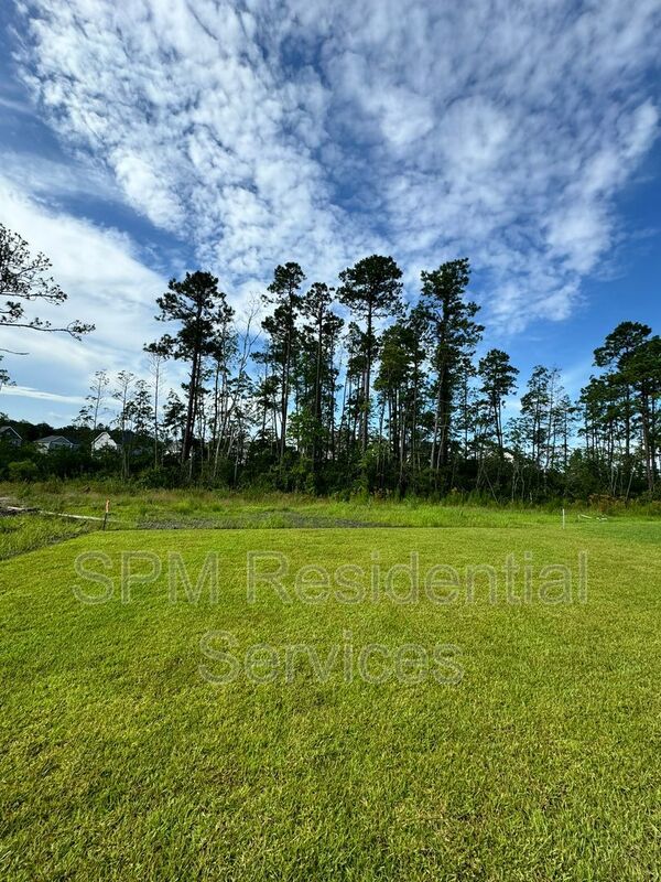 Great amenities, Screen-in porch, Covered front porch. property image