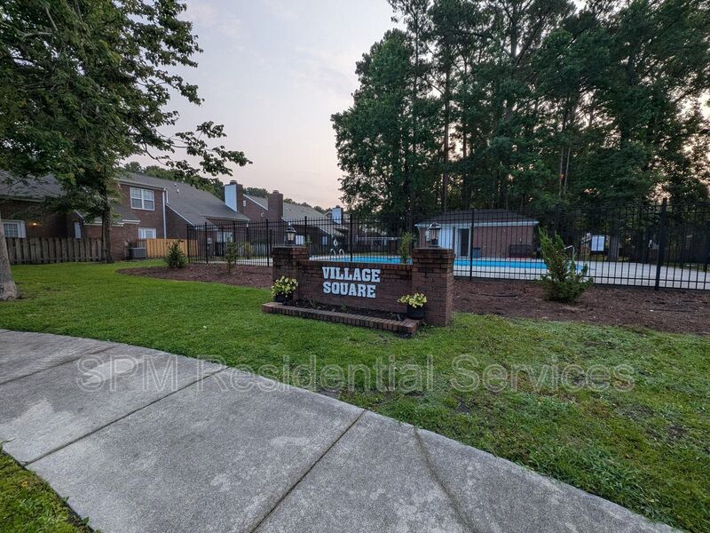3 bedrooms close to UNCW!  Swimming Pool! property image