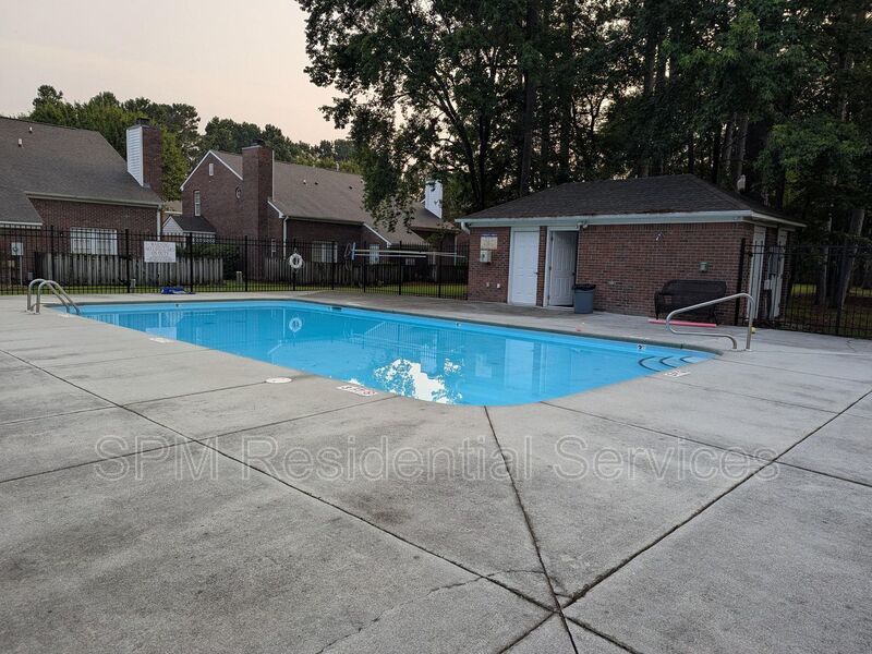 3 bedrooms close to UNCW!  Swimming Pool! property image