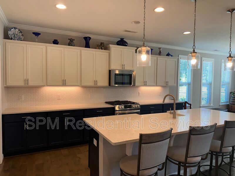 4 Bedroom 2 Story Beautiful Home with Community Pool property image