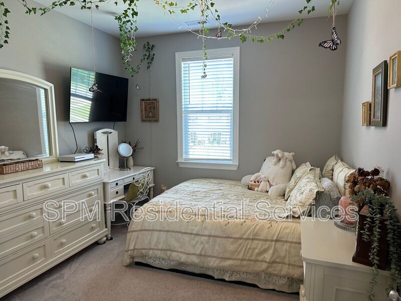 4 Bedroom 2 Story Beautiful Home with Community Pool property image