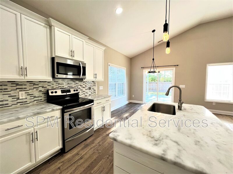 Fenced Yard, Community Pool, Clubhouse - Tylers Cove @ Mallory Creek property image