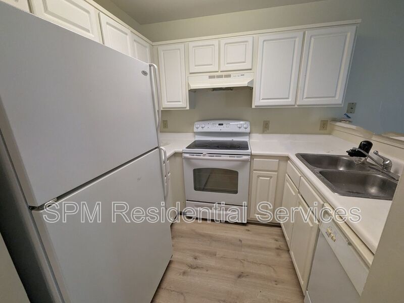 3 bedrooms close to UNCW!  Swimming Pool! property image