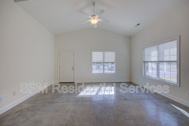 *FIRST FULL MONTH RENT FREE* (1 Bed 1 Bath Single Story Duplex Patio Home) property image