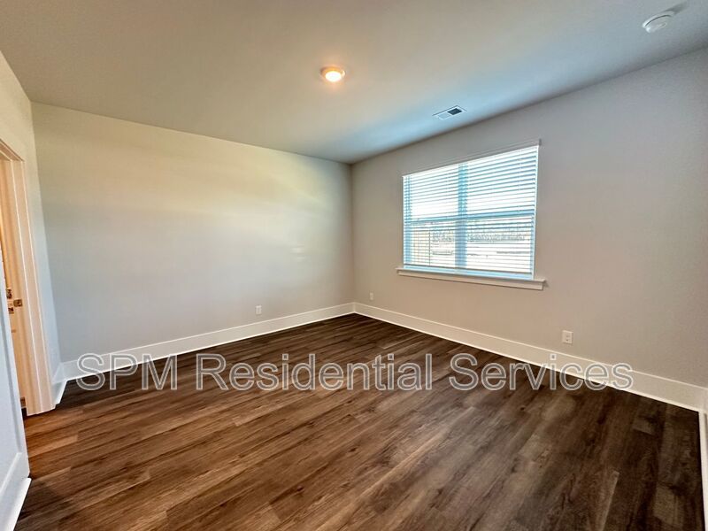 FIRST MONTH FREE RENT, NO APPLICATION FEE, FENCED IN BACKYARD property image