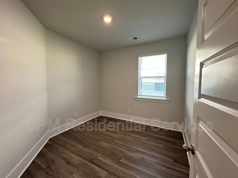 FIRST MONTH FREE RENT, NO APPLICATION FEE, FENCED IN BACKYARD property image