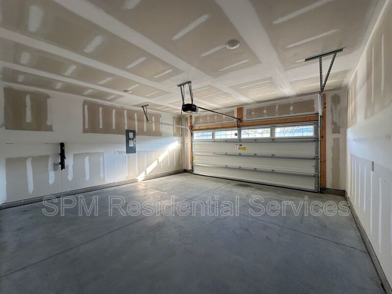 FIRST MONTH FREE RENT, NO APPLICATION FEE, FENCED IN BACKYARD property image