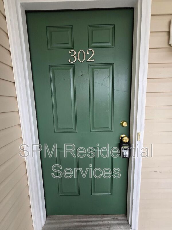 Spacious 3 Bedroom, Top-Floor, Wraparound Deck, Pool, Near Airport property image