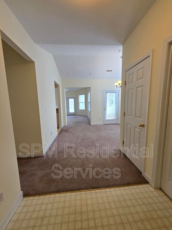 Spacious 3 Bedroom, Top-Floor, Wraparound Deck, Pool, Near Airport property image