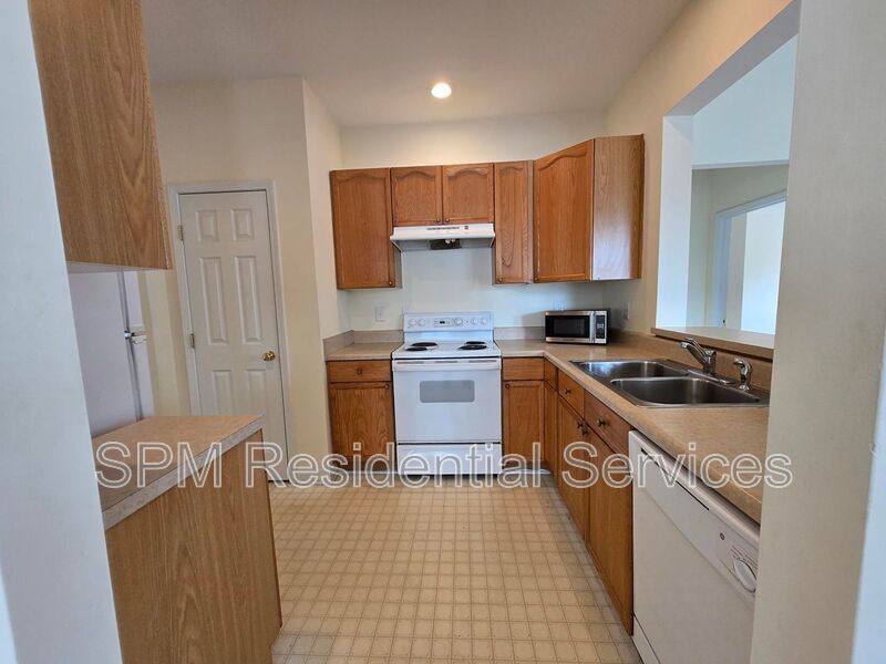 Spacious 3 Bedroom, Top-Floor, Wraparound Deck, Pool, Near Airport property image