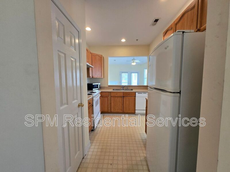 Spacious 3 Bedroom, Top-Floor, Wraparound Deck, Pool, Near Airport property image