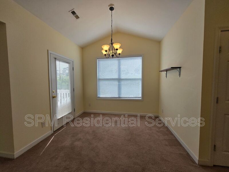 Spacious 3 Bedroom, Top-Floor, Wraparound Deck, Pool, Near Airport property image