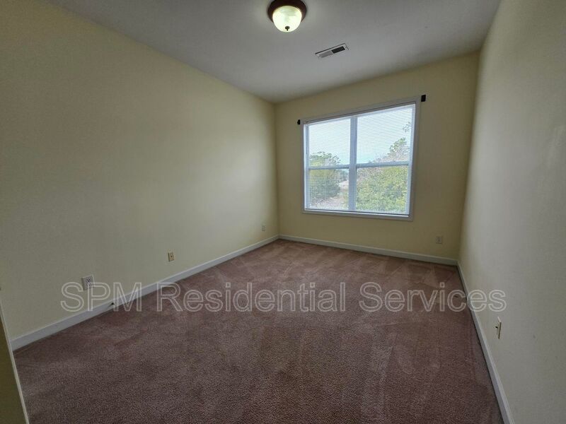 Spacious 3 Bedroom, Top-Floor, Wraparound Deck, Pool, Near Airport property image