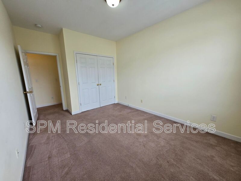 Spacious 3 Bedroom, Top-Floor, Wraparound Deck, Pool, Near Airport property image