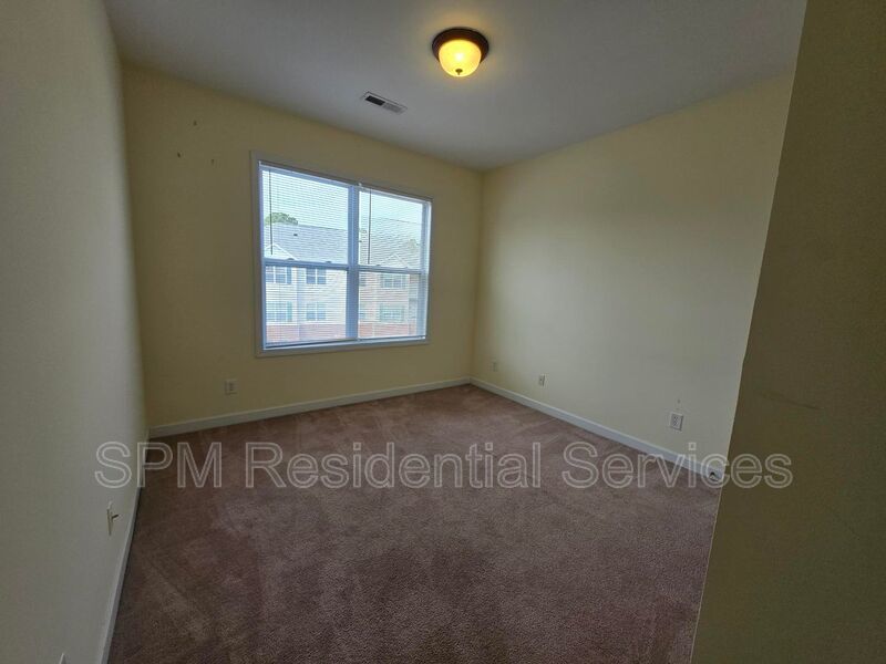 Spacious 3 Bedroom, Top-Floor, Wraparound Deck, Pool, Near Airport property image
