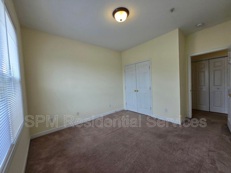 Spacious 3 Bedroom, Top-Floor, Wraparound Deck, Pool, Near Airport property image