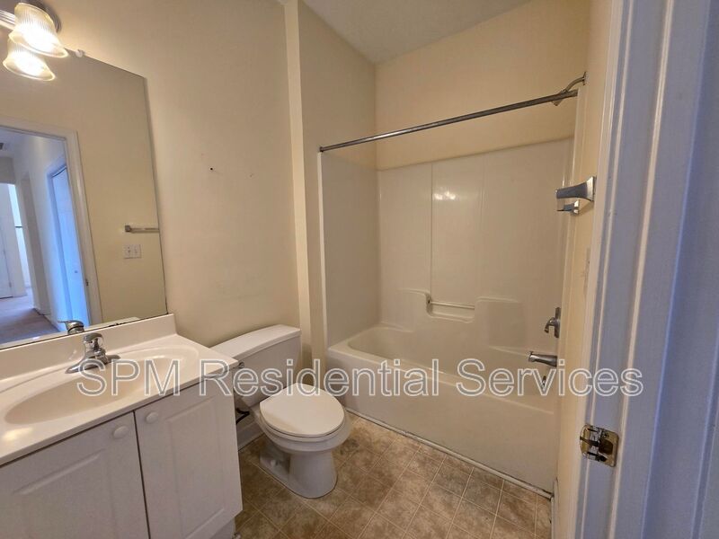 Spacious 3 Bedroom, Top-Floor, Wraparound Deck, Pool, Near Airport property image