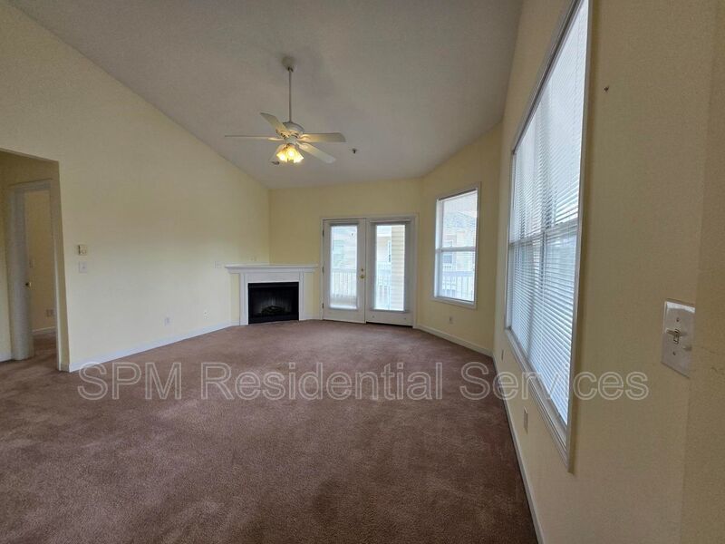 Spacious 3 Bedroom, Top-Floor, Wraparound Deck, Pool, Near Airport property image