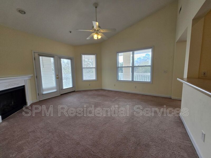 Spacious 3 Bedroom, Top-Floor, Wraparound Deck, Pool, Near Airport property image