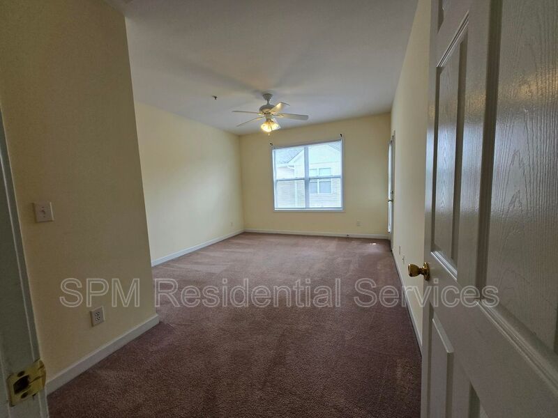 Spacious 3 Bedroom, Top-Floor, Wraparound Deck, Pool, Near Airport property image