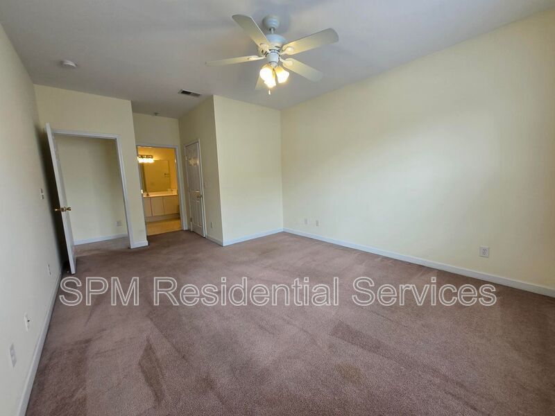 Spacious 3 Bedroom, Top-Floor, Wraparound Deck, Pool, Near Airport property image