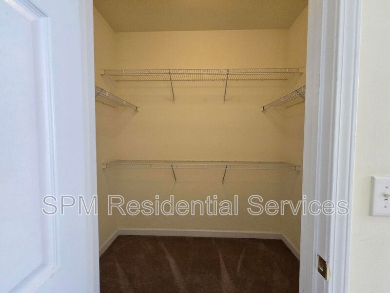 Spacious 3 Bedroom, Top-Floor, Wraparound Deck, Pool, Near Airport property image