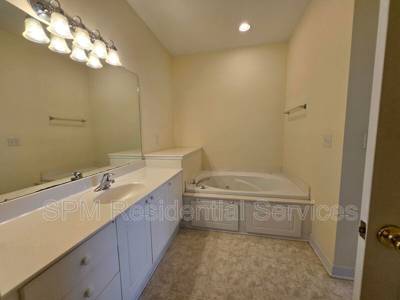Spacious 3 Bedroom, Top-Floor, Wraparound Deck, Pool, Near Airport property image