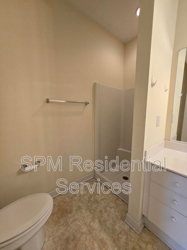 Spacious 3 Bedroom, Top-Floor, Wraparound Deck, Pool, Near Airport property image
