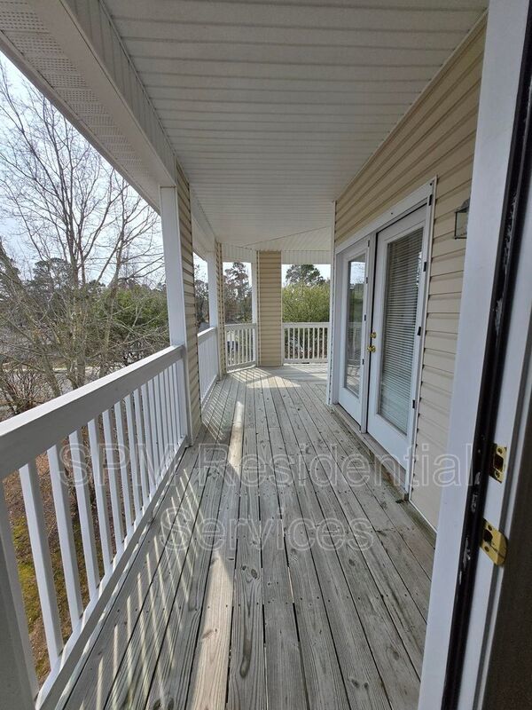 Spacious 3 Bedroom, Top-Floor, Wraparound Deck, Pool, Near Airport property image