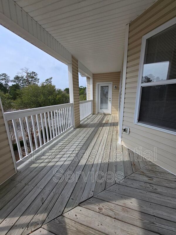 Spacious 3 Bedroom, Top-Floor, Wraparound Deck, Pool, Near Airport property image