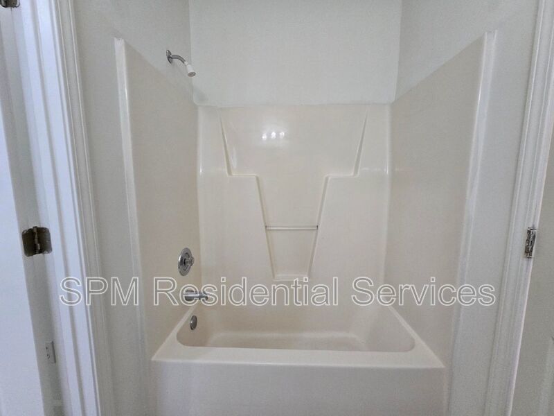 Lake Avenue Patio Homes - Tile Floors & Vaulted Ceilings property image