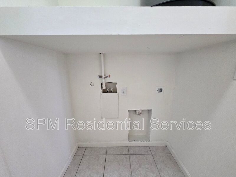 Lake Avenue Patio Homes - Tile Floors & Vaulted Ceilings property image