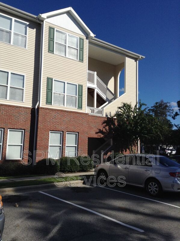 Spacious 3 Bedroom, Top-Floor, Wraparound Deck, Pool, Near Airport property image