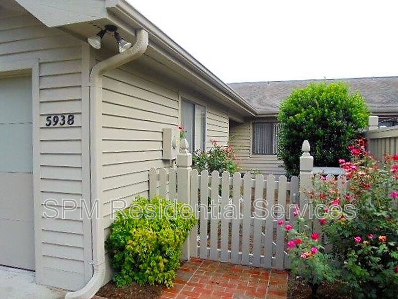 Beautiful 3 Bedroom townhome centrally located to beaches, dining & shopping property image