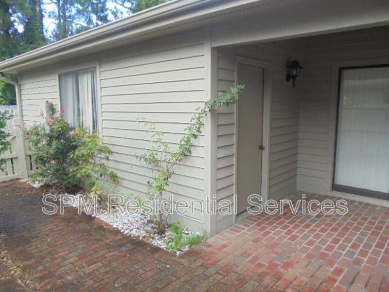 Beautiful 3 Bedroom townhome centrally located to beaches, dining & shopping property image